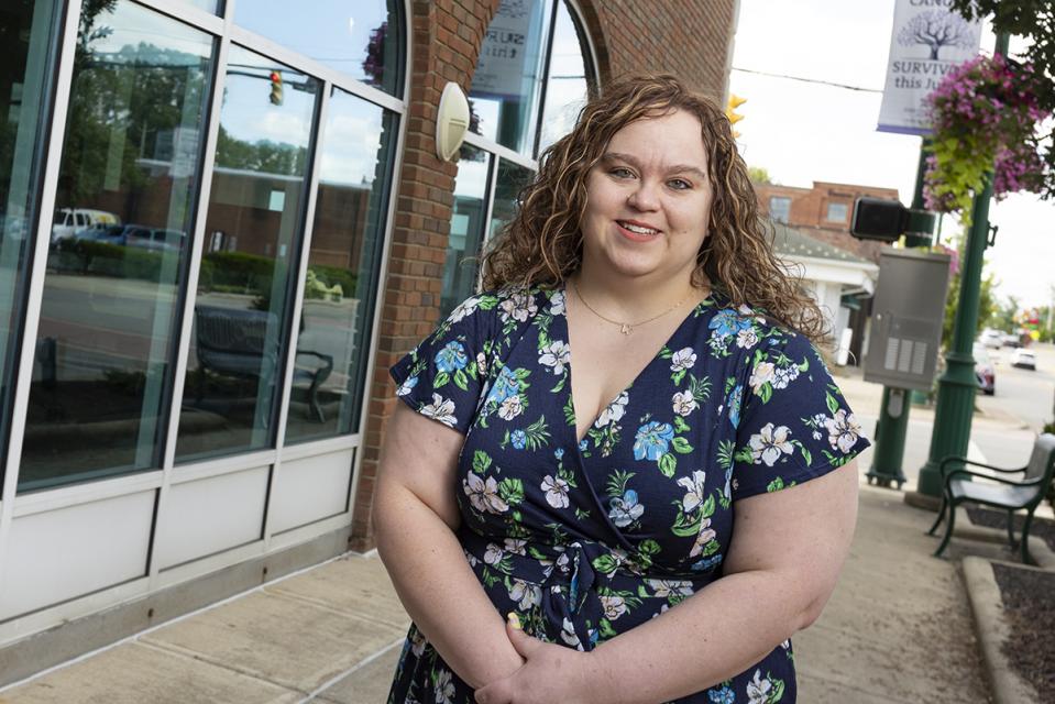 Portrait of Samantha Perrine standing outside Montgomery Hall on COTC's Knox campus.